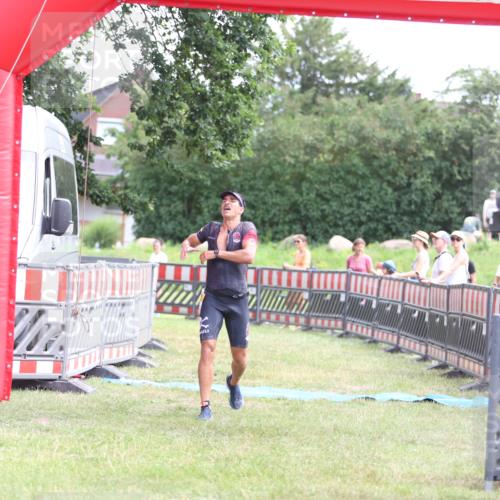 21.06.2026 - 29. Vierlanden-Triathlon Andreas Tolksdorf http://msf.ph/oto/9890099 21.06.2026 12:54:14 Ziel 938, 938 meine-sportfotos.de