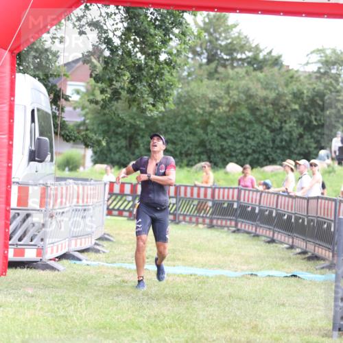 21.06.2026 - 29. Vierlanden-Triathlon Andreas Tolksdorf http://msf.ph/oto/9890100 21.06.2026 12:54:14 Ziel 938, 938 meine-sportfotos.de