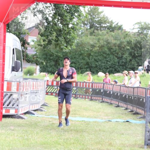 21.06.2026 - 29. Vierlanden-Triathlon Andreas Tolksdorf http://msf.ph/oto/9890101 21.06.2026 12:54:14 Ziel 938, 938 meine-sportfotos.de