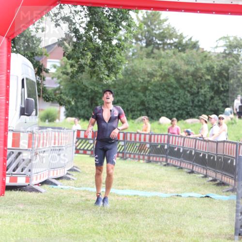 21.06.2026 - 29. Vierlanden-Triathlon Andreas Tolksdorf http://msf.ph/oto/9890102 21.06.2026 12:54:14 Ziel 938, 938 meine-sportfotos.de