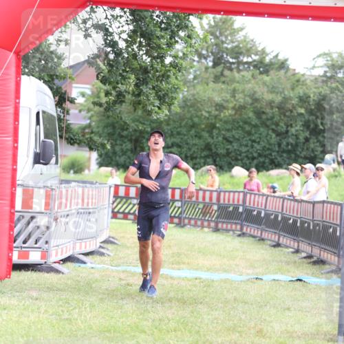 21.06.2026 - 29. Vierlanden-Triathlon Andreas Tolksdorf http://msf.ph/oto/9890104 21.06.2026 12:54:15 Ziel 938, 938 meine-sportfotos.de