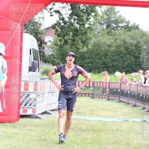 21.06.2026 - 29. Vierlanden-Triathlon Andreas Tolksdorf http://msf.ph/oto/9890107 21.06.2026 12:54:17 Ziel 938, 938 meine-sportfotos.de