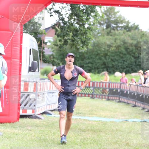 21.06.2026 - 29. Vierlanden-Triathlon Andreas Tolksdorf http://msf.ph/oto/9890108 21.06.2026 12:54:17 Ziel 938, 938 meine-sportfotos.de