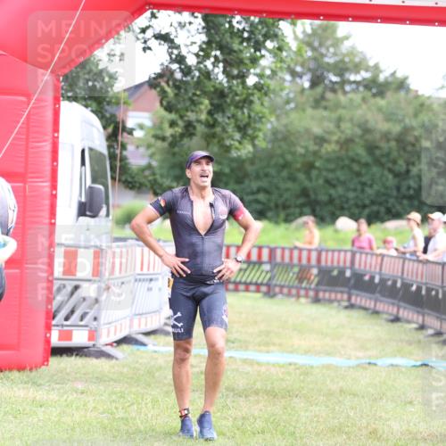 21.06.2026 - 29. Vierlanden-Triathlon Andreas Tolksdorf http://msf.ph/oto/9890114 21.06.2026 12:54:17 Ziel 938, 938 meine-sportfotos.de