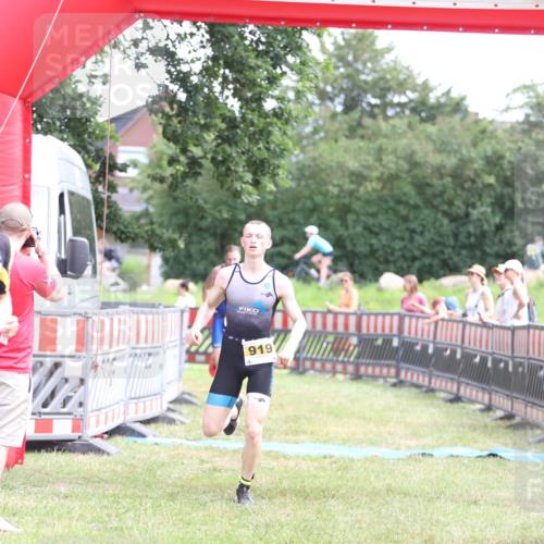 21.06.2026 - 29. Vierlanden-Triathlon Andreas Tolksdorf http://msf.ph/oto/9890115 21.06.2026 12:54:41 Ziel 919, 960, 919, 960 meine-sportfotos.de