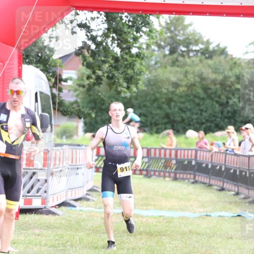 21.06.2026 - 29. Vierlanden-Triathlon Andreas Tolksdorf http://msf.ph/oto/9890121 21.06.2026 12:54:41 Ziel 919, 960, 919, 960 meine-sportfotos.de