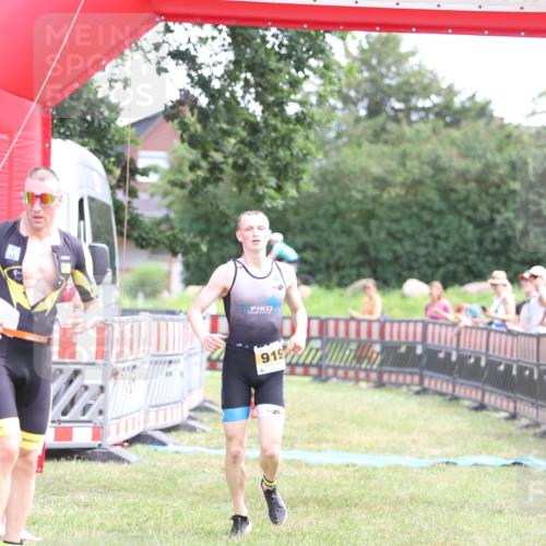 21.06.2026 - 29. Vierlanden-Triathlon Andreas Tolksdorf http://msf.ph/oto/9890122 21.06.2026 12:54:41 Ziel 919, 960, 919, 960 meine-sportfotos.de