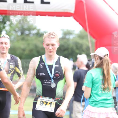 21.06.2026 - 29. Vierlanden-Triathlon Andreas Tolksdorf http://msf.ph/oto/9890123 21.06.2026 12:54:47 Ziel 908, 960, 908, 960 meine-sportfotos.de