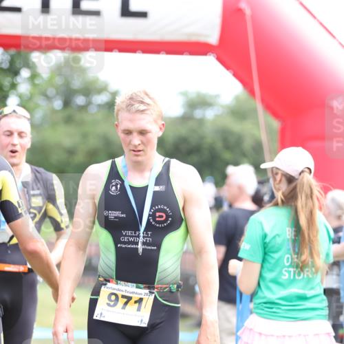 21.06.2026 - 29. Vierlanden-Triathlon Andreas Tolksdorf http://msf.ph/oto/9890125 21.06.2026 12:54:48 Ziel 908, 908 meine-sportfotos.de
