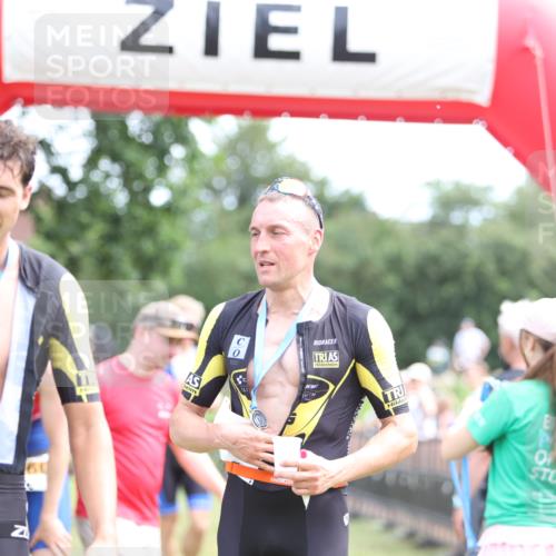 21.06.2026 - 29. Vierlanden-Triathlon Andreas Tolksdorf http://msf.ph/oto/9890130 21.06.2026 12:54:54 Ziel 908, 908 meine-sportfotos.de