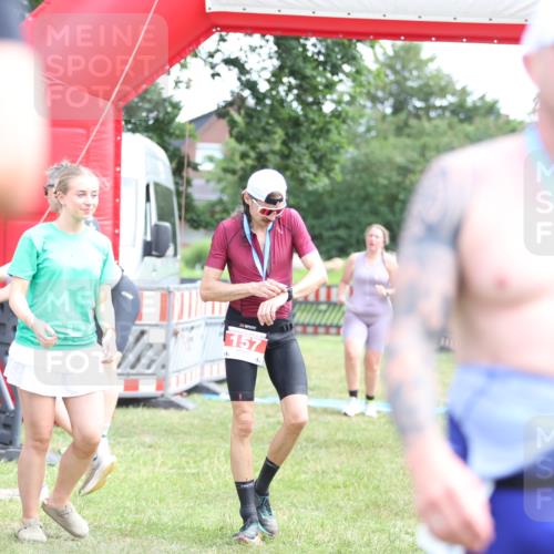 21.06.2026 - 29. Vierlanden-Triathlon Andreas Tolksdorf http://msf.ph/oto/9890159 21.06.2026 12:55:28 Ziel 296, 296 meine-sportfotos.de
