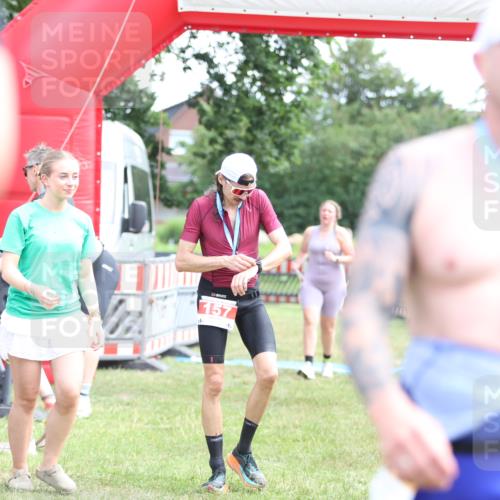 21.06.2026 - 29. Vierlanden-Triathlon Andreas Tolksdorf http://msf.ph/oto/9890160 21.06.2026 12:55:28 Ziel 296, 296 meine-sportfotos.de