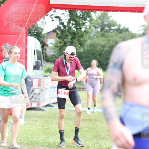 21.06.2026 - 29. Vierlanden-Triathlon Andreas Tolksdorf http://msf.ph/oto/9890161 21.06.2026 12:55:28 Ziel 296, 296 meine-sportfotos.de