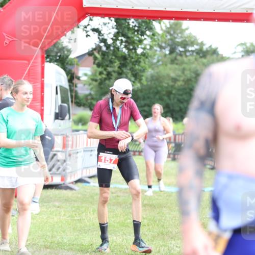 21.06.2026 - 29. Vierlanden-Triathlon Andreas Tolksdorf http://msf.ph/oto/9890162 21.06.2026 12:55:28 Ziel 296, 296 meine-sportfotos.de