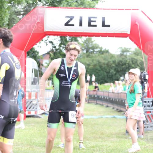 21.06.2026 - 29. Vierlanden-Triathlon Andreas Tolksdorf http://msf.ph/oto/9890182 21.06.2026 12:55:49 Ziel 818, 818 meine-sportfotos.de