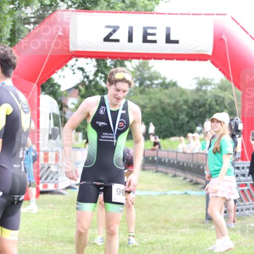 21.06.2026 - 29. Vierlanden-Triathlon Andreas Tolksdorf http://msf.ph/oto/9890183 21.06.2026 12:55:49 Ziel 818, 818 meine-sportfotos.de