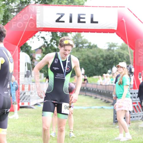 21.06.2026 - 29. Vierlanden-Triathlon Andreas Tolksdorf http://msf.ph/oto/9890184 21.06.2026 12:55:49 Ziel 818, 818 meine-sportfotos.de