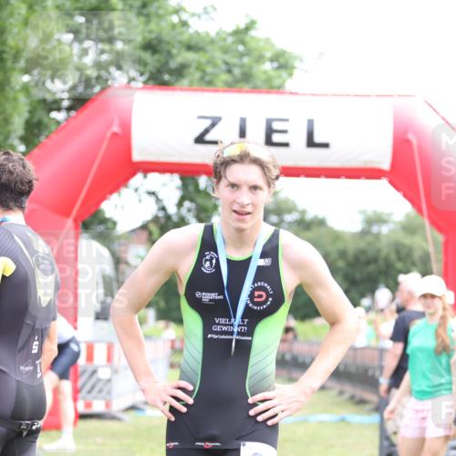 21.06.2026 - 29. Vierlanden-Triathlon Andreas Tolksdorf http://msf.ph/oto/9890185 21.06.2026 12:55:51 Ziel 818, 928, 818, 928 meine-sportfotos.de