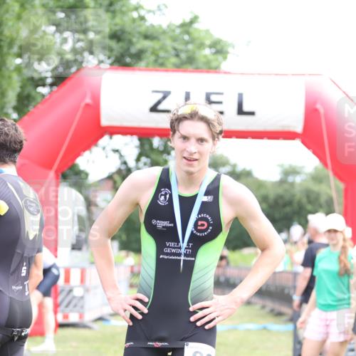 21.06.2026 - 29. Vierlanden-Triathlon Andreas Tolksdorf http://msf.ph/oto/9890186 21.06.2026 12:55:51 Ziel 818, 928, 818, 928 meine-sportfotos.de