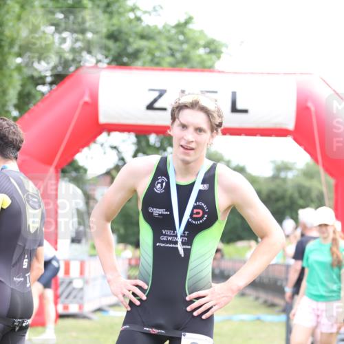 21.06.2026 - 29. Vierlanden-Triathlon Andreas Tolksdorf http://msf.ph/oto/9890187 21.06.2026 12:55:51 Ziel 818, 928, 818, 928 meine-sportfotos.de