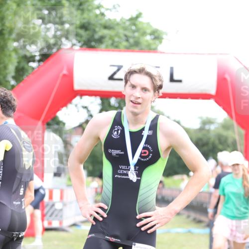 21.06.2026 - 29. Vierlanden-Triathlon Andreas Tolksdorf http://msf.ph/oto/9890188 21.06.2026 12:55:52 Ziel 818, 928, 818, 928 meine-sportfotos.de