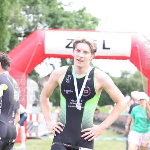 21.06.2026 - 29. Vierlanden-Triathlon Andreas Tolksdorf http://msf.ph/oto/9890189 21.06.2026 12:55:52 Ziel 818, 928, 818, 928 meine-sportfotos.de