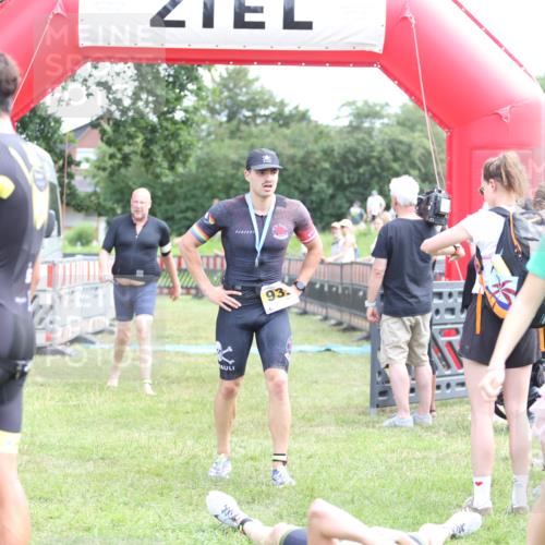 21.06.2026 - 29. Vierlanden-Triathlon Andreas Tolksdorf http://msf.ph/oto/9890191 21.06.2026 12:55:55 Ziel 818, 928, 818, 928 meine-sportfotos.de