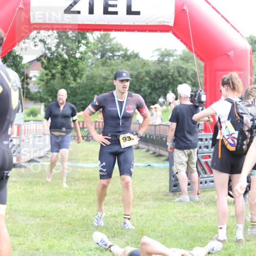 21.06.2026 - 29. Vierlanden-Triathlon Andreas Tolksdorf http://msf.ph/oto/9890193 21.06.2026 12:55:55 Ziel 818, 928, 818, 928 meine-sportfotos.de