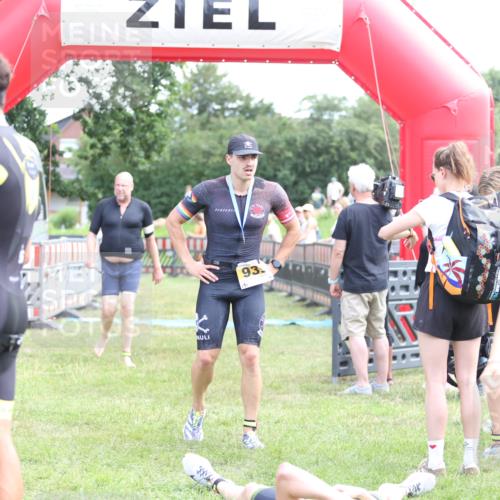 21.06.2026 - 29. Vierlanden-Triathlon Andreas Tolksdorf http://msf.ph/oto/9890194 21.06.2026 12:55:55 Ziel 818, 928, 818, 928 meine-sportfotos.de
