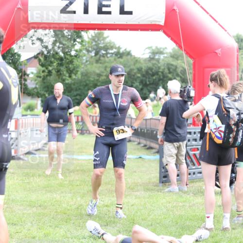 21.06.2026 - 29. Vierlanden-Triathlon Andreas Tolksdorf http://msf.ph/oto/9890195 21.06.2026 12:55:55 Ziel 818, 928, 818, 928 meine-sportfotos.de