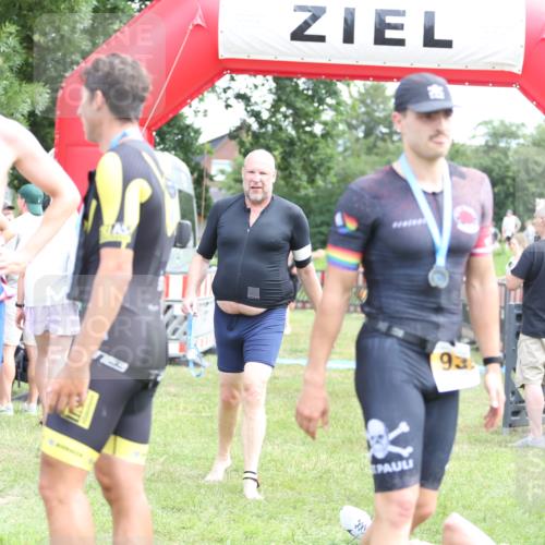 21.06.2026 - 29. Vierlanden-Triathlon Andreas Tolksdorf http://msf.ph/oto/9890197 21.06.2026 12:55:59 Ziel 928, 928 meine-sportfotos.de