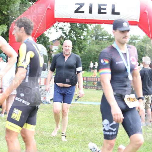 21.06.2026 - 29. Vierlanden-Triathlon Andreas Tolksdorf http://msf.ph/oto/9890200 21.06.2026 12:56:00 Ziel 928, 928 meine-sportfotos.de