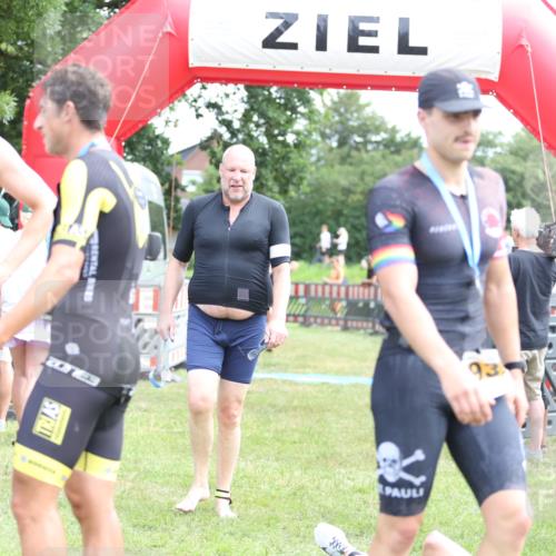 21.06.2026 - 29. Vierlanden-Triathlon Andreas Tolksdorf http://msf.ph/oto/9890201 21.06.2026 12:56:00 Ziel 928, 928 meine-sportfotos.de