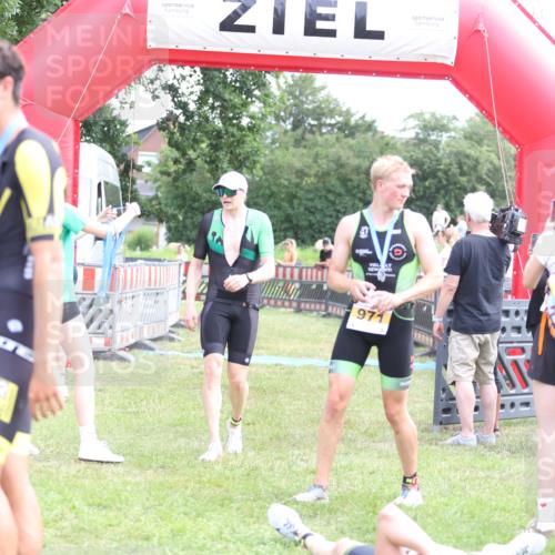 21.06.2026 - 29. Vierlanden-Triathlon Andreas Tolksdorf http://msf.ph/oto/9890206 21.06.2026 12:56:05 Ziel 928, 928 meine-sportfotos.de