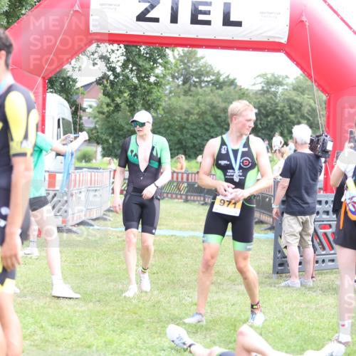21.06.2026 - 29. Vierlanden-Triathlon Andreas Tolksdorf http://msf.ph/oto/9890207 21.06.2026 12:56:05 Ziel 928, 928 meine-sportfotos.de