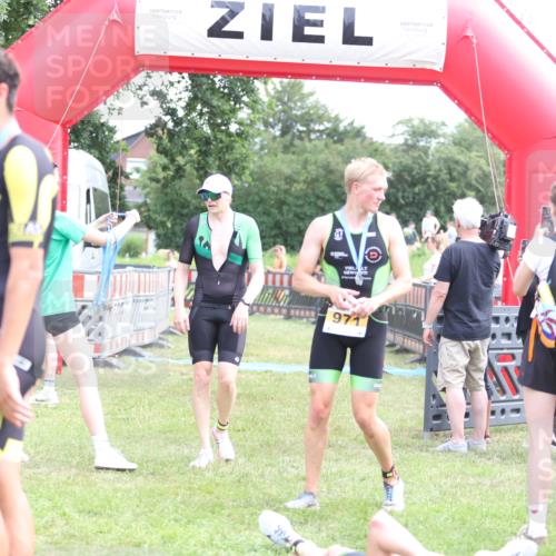21.06.2026 - 29. Vierlanden-Triathlon Andreas Tolksdorf http://msf.ph/oto/9890208 21.06.2026 12:56:05 Ziel 928, 928 meine-sportfotos.de