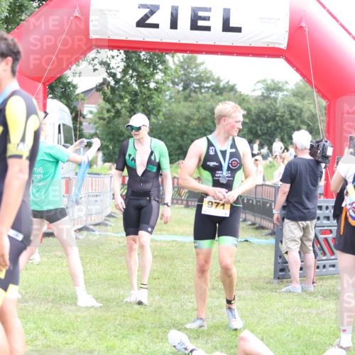 21.06.2026 - 29. Vierlanden-Triathlon Andreas Tolksdorf http://msf.ph/oto/9890210 21.06.2026 12:56:05 Ziel 928, 928 meine-sportfotos.de