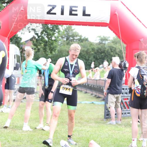 21.06.2026 - 29. Vierlanden-Triathlon Andreas Tolksdorf http://msf.ph/oto/9890211 21.06.2026 12:56:06 Ziel 928, 928 meine-sportfotos.de