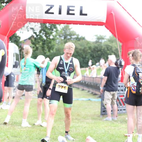 21.06.2026 - 29. Vierlanden-Triathlon Andreas Tolksdorf http://msf.ph/oto/9890212 21.06.2026 12:56:06 Ziel 928, 928 meine-sportfotos.de