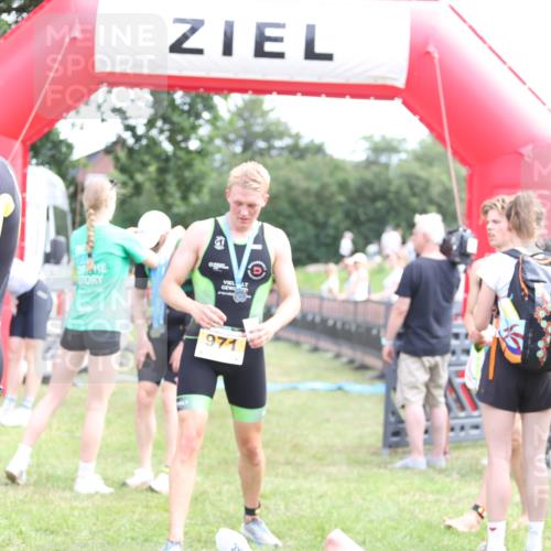 21.06.2026 - 29. Vierlanden-Triathlon Andreas Tolksdorf http://msf.ph/oto/9890213 21.06.2026 12:56:07 Ziel  meine-sportfotos.de