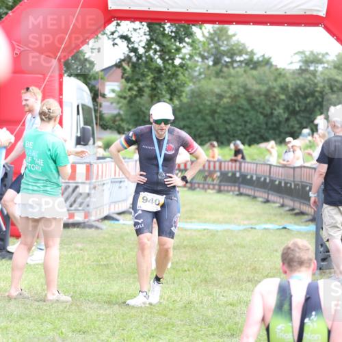 21.06.2026 - 29. Vierlanden-Triathlon Andreas Tolksdorf http://msf.ph/oto/9890227 21.06.2026 12:56:46 Ziel 165, 952, 165, 952 meine-sportfotos.de