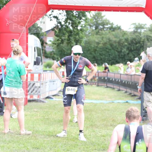 21.06.2026 - 29. Vierlanden-Triathlon Andreas Tolksdorf http://msf.ph/oto/9890230 21.06.2026 12:56:46 Ziel 165, 952, 165, 952 meine-sportfotos.de