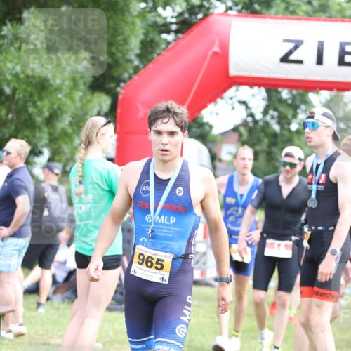 21.06.2026 - 29. Vierlanden-Triathlon Andreas Tolksdorf http://msf.ph/oto/9890261 21.06.2026 12:57:24 Ziel 88, 721, 973, 88, 721, 973 meine-sportfotos.de