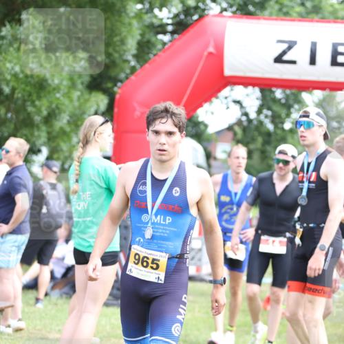 21.06.2026 - 29. Vierlanden-Triathlon Andreas Tolksdorf http://msf.ph/oto/9890262 21.06.2026 12:57:24 Ziel 88, 721, 973, 88, 721, 973 meine-sportfotos.de