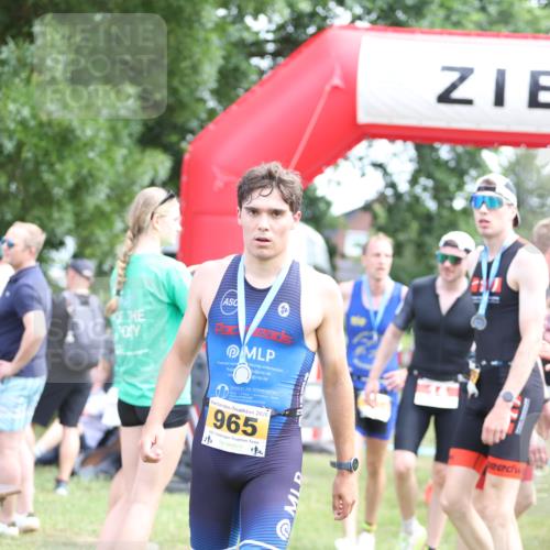 21.06.2026 - 29. Vierlanden-Triathlon Andreas Tolksdorf http://msf.ph/oto/9890263 21.06.2026 12:57:24 Ziel 88, 721, 973, 88, 721, 973 meine-sportfotos.de