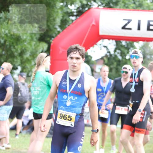 21.06.2026 - 29. Vierlanden-Triathlon Andreas Tolksdorf http://msf.ph/oto/9890264 21.06.2026 12:57:24 Ziel 88, 721, 973, 88, 721, 973 meine-sportfotos.de