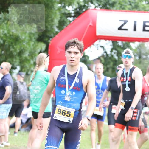21.06.2026 - 29. Vierlanden-Triathlon Andreas Tolksdorf http://msf.ph/oto/9890266 21.06.2026 12:57:24 Ziel 88, 721, 973, 88, 721, 973 meine-sportfotos.de