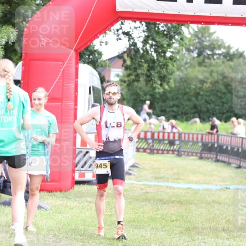 21.06.2026 - 29. Vierlanden-Triathlon Andreas Tolksdorf http://msf.ph/oto/9890291 21.06.2026 12:58:03 Ziel  meine-sportfotos.de