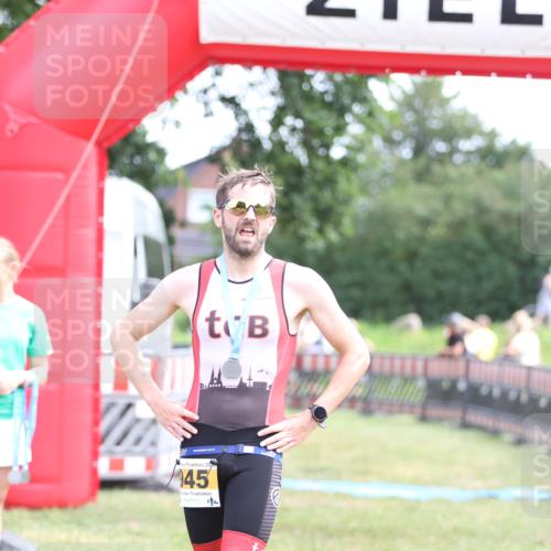 21.06.2026 - 29. Vierlanden-Triathlon Andreas Tolksdorf http://msf.ph/oto/9890298 21.06.2026 12:58:07 Ziel  meine-sportfotos.de