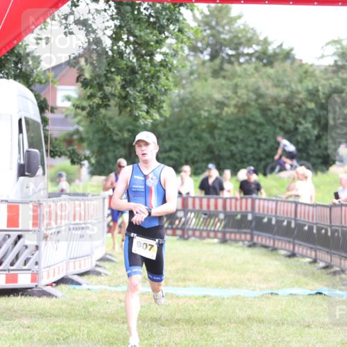 21.06.2026 - 29. Vierlanden-Triathlon Andreas Tolksdorf http://msf.ph/oto/9890303 21.06.2026 12:58:26 Ziel 907, 932, 907, 932 meine-sportfotos.de